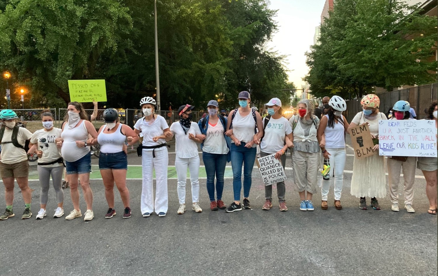 Click image for larger version

Name:	wall-of-moms.jpg
Views:	86
Size:	448.0 KB
ID:	9393618