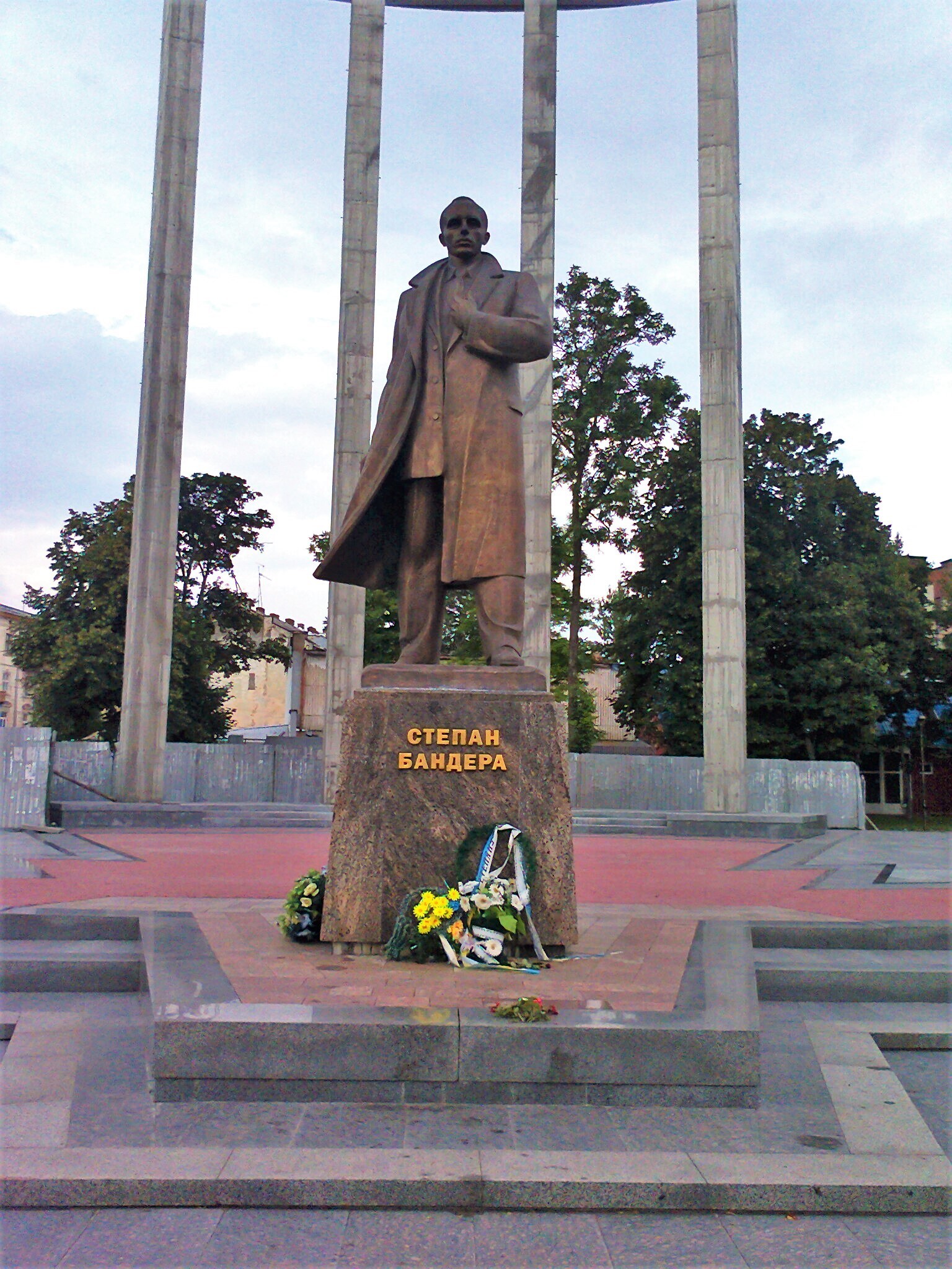 Click image for larger version

Name:	Stepan_Bandera_Lviv_pam.jpg
Views:	39
Size:	686.1 KB
ID:	9443786